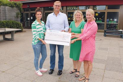 Freuen sich über die finanzielle Unterstützung, die Lions-Präsident Christoph Kressin in Form eines symbolischen Spendenschecks überreichte: Stefanie Oberwittler vom Schulförderverein (re.) und Schulleiterin Melanie Rudek mit Trainerin Maxi Alexandra Paulsen.