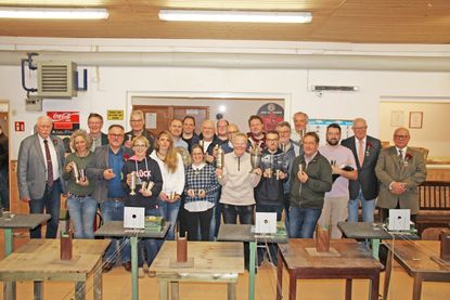 Alle anwesenden Gewinner des Zeltgemeinschaftsschießens.