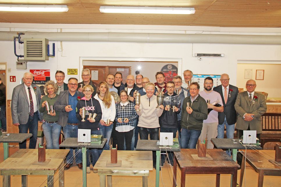 Alle anwesenden Gewinner des Zeltgemeinschaftsschießens.