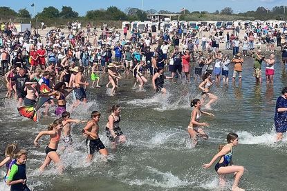 In Rettin trauten sich 250 Mutige in die 12 Grad kalte Ostsee.