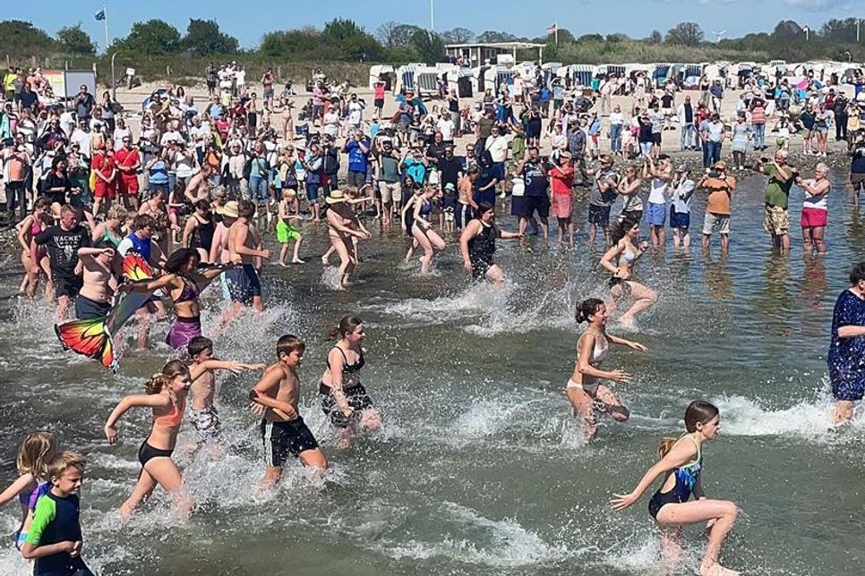 In Rettin trauten sich 250 Mutige in die 12 Grad kalte Ostsee.