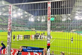 KSV-Pokaljubel vor dem Zaun.