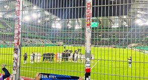 KSV-Pokaljubel vor dem Zaun.