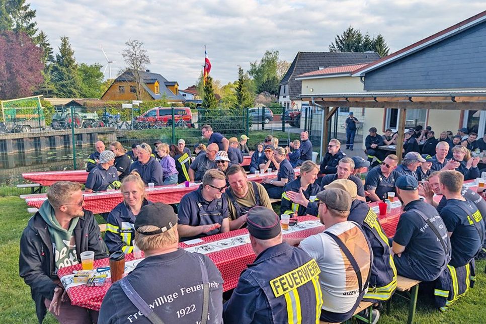 Ausgelassene Stimmung herrschte bei der Siegerehrung am Liensfelder Feuerlöschteich.
