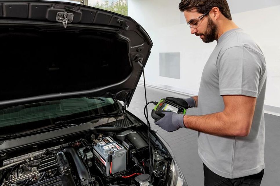 Ein Check der Autobatterie schützt vor ärgerlichen Pannen. Werden in der Werkstatt Schwächen festgestellt, kann der Energiespender direkt ausgetauscht werden. Foto: DJD/Robert Bosch