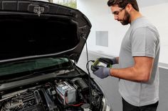 Ein Check der Autobatterie schützt vor ärgerlichen Pannen. Werden in der Werkstatt Schwächen festgestellt, kann der Energiespender direkt ausgetauscht werden. Foto: DJD/Robert Bosch