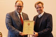 Der Kay-Hoff-Preis für Literatur und Sprache in Schleswig-Holstein wurde durch Bürgermeister Mirko Spieckermann an den Kieler Lyriker Arne Rautenberg (re.) für herausragende literarische Leistungen vergeben.