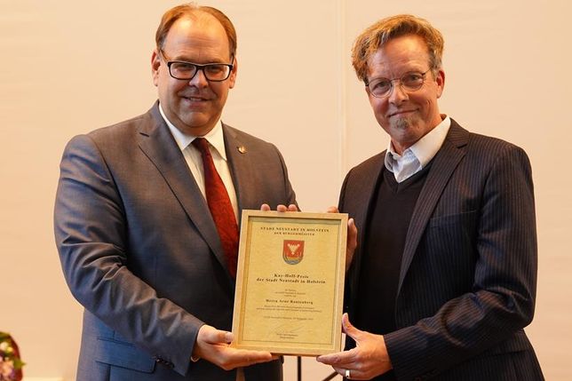 Der Kay-Hoff-Preis für Literatur und Sprache in Schleswig-Holstein wurde durch Bürgermeister Mirko Spieckermann an den Kieler Lyriker Arne Rautenberg (re.) für herausragende literarische Leistungen vergeben.