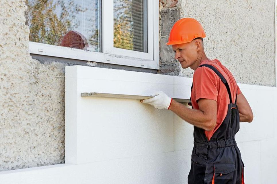 Eine Dämmung der Fassade zählt zu den wichtigsten Maßnahmen, um ältere Gebäude energetisch auf den heutigen Stand zu bringen.