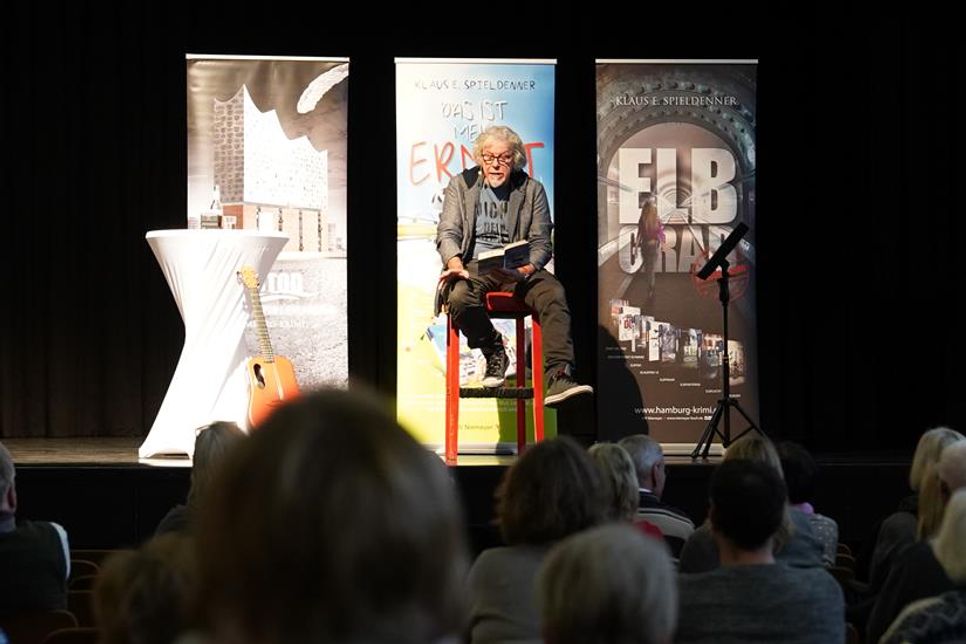 Humorvoll, authentisch, schlagfertig: Klaus E. Spieldenner plauderte aus dem Nähkästchen, las aus seinem aktuellen Buch und trug eigene musikalische Kompositionen vor.