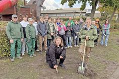 Gruppenbild mit Mitarbeitern der GaLa-Bau-Firma „Smid“ aus Plön und einigen der aktiven Schüler: Alle hoffen, dass die Frühblüher im April sprießen.
