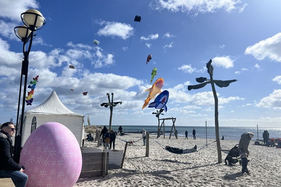 Am gesamten Osterwochenende tanzten große und kleine Drachen am Grömitzer Himmel.