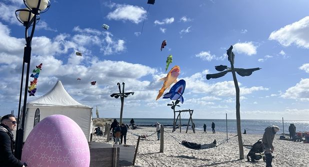 Am gesamten Osterwochenende tanzten große und kleine Drachen am Grömitzer Himmel.