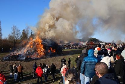 Am Ostersamstag wurde der Winter standesgemäß mit großen Osterfeuern vertrieben: Sie brannten in Brenkenhagen, Lensterstrand und Guttau.