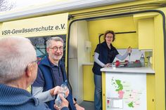 Verein testet auf dem Marktplatz Brunnenwasser: Labormobil macht in Bad Schwartau Station