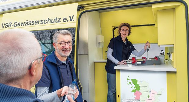 Verein testet auf dem Marktplatz Brunnenwasser: Labormobil macht in Bad Schwartau Station