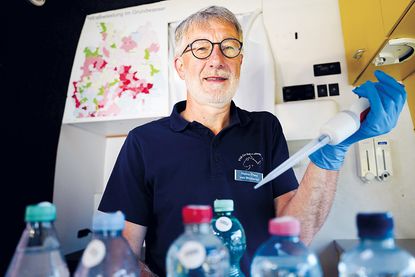 Verein testet auf dem Marktplatz Brunnenwasser: Labormobil macht in Bad Schwartau Station