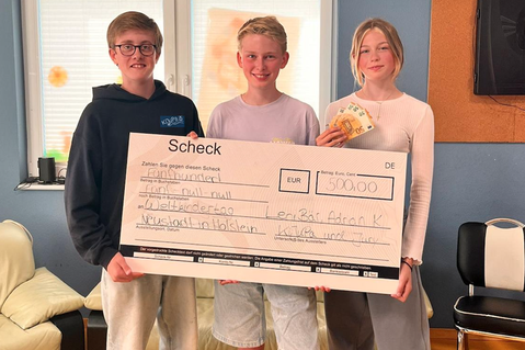 Die Jury-Mitglieder Rasmus und Pepe mit Weltkindertag-Projektbewerberin Leni (v. lks.).