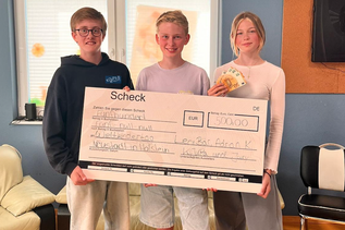 Die Jury-Mitglieder Rasmus und Pepe mit Weltkindertag-Projektbewerberin Leni (v. lks.).