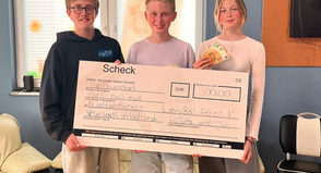 Die Jury-Mitglieder Rasmus und Pepe mit Weltkindertag-Projektbewerberin Leni (v. lks.).
