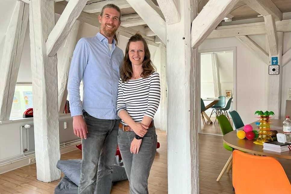 Marcel Hahn und Carolin-Marie Martin arbeiten seit den 90er Jahren mit Kindern und Jugendlichen und sind zudem zertifizierte Konzentrationstrainer und Elterncoaches.