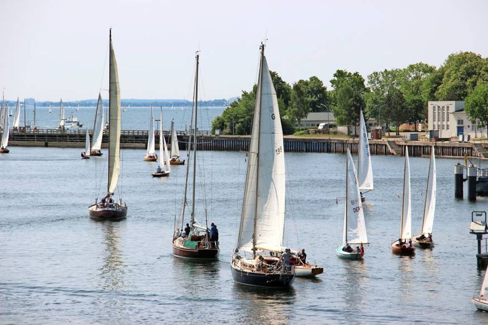 Die Teilnehmer der Max Oertz Regatta verlassen den Neustädter Hafen.