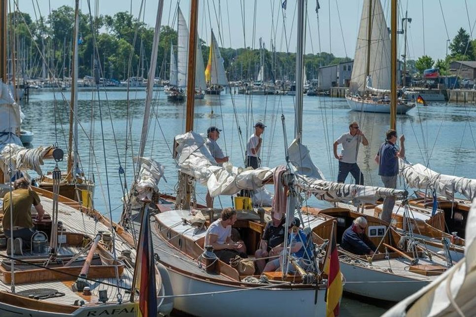 Landseitig kann beim Einlaufen der klassischen Yachten zugeschaut werden.