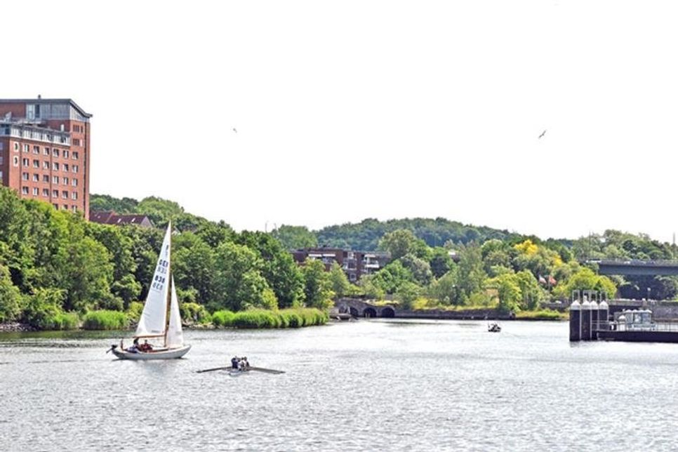 Die Schwentine, die in Wellingdorf/ Neumühlen-Diertrichsdorf in die Kieler Förde mündet, lockt viele Aktive in die Natur.
