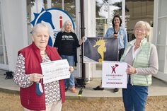 Stephanie Scheel (hi.li.) und Silke Szymoniak von der TSNT GmbH übergeben die Spende der Kunstauktion an die Vorsitzende von Kinderherz e.V., Barbara Bergmann (rechts), und ihre Stellvertreterin Bärbel Rieger.