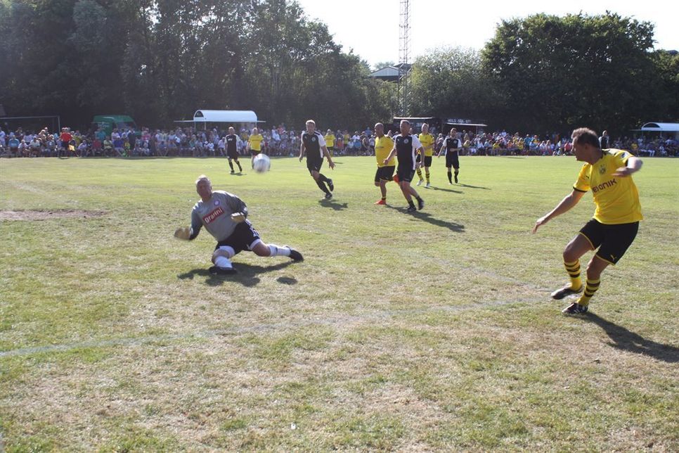 Klare Angelegenheit: Gegen den FC St. Pauli hatten die Placebo Kicker nichts zu bestellen.