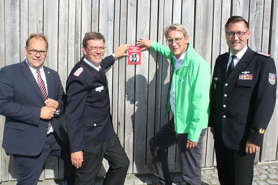 Mit dem Förderschild drückt die Feuerwehr ihren Dank und ihre Anerkennung aus. Es freuten sich Bürgermeister Mirko Spieckermann, Kreiswehrführer Michael Hasselmann, Werkleitung Dr. Mark Jahn und Stadtwehrführer Alexander Wengelewski (v. lks.).