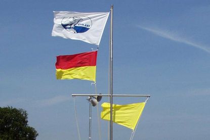 Die Anwesenheit von Rettungsschwimmern wird meist durch eine rot-gelbe Flagge gekennzeichnet. Bei zusätzlicher gelber Flagge sollten jedoch nur geübte Schwimmer ins Wasser gehen.