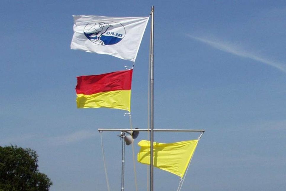 Die Anwesenheit von Rettungsschwimmern wird meist durch eine rot-gelbe Flagge gekennzeichnet. Bei zusätzlicher gelber Flagge sollten jedoch nur geübte Schwimmer ins Wasser gehen.