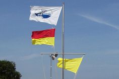 Die Anwesenheit von Rettungsschwimmern wird meist durch eine rot-gelbe Flagge gekennzeichnet. Bei zusätzlicher gelber Flagge sollten jedoch nur geübte Schwimmer ins Wasser gehen.