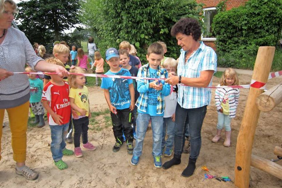Mit dem Durchschneiden des Bandes wurde der neue Spielplatz feierlich eröffnet.