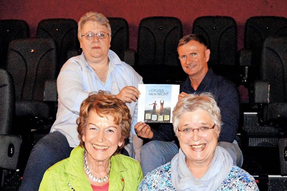 Unterstützt von Kinobetreiber Roman Paech laden Heide Damberg (vorn, l.), Susanne Jänsch (beide Alzheimer Gesellschaft) und Astrid Giese (vorn, r. , Pflegestützpunkt Lübeck) zu einer Benefizveranstaltung ein.