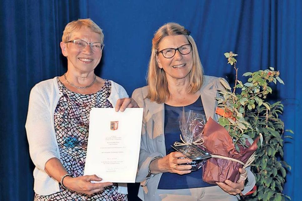 Stellvertretend für den gesamten Vorstand nahm Annemarie Krause-Guntrum (r.) den Preis von Kulturministerin Anke Spoorendonk entgegen. (Foto: Berit Mölleken, FFHSH)