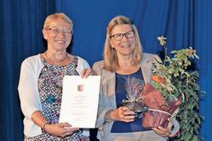 Stellvertretend für den gesamten Vorstand nahm Annemarie Krause-Guntrum (r.) den Preis von Kulturministerin Anke Spoorendonk entgegen. (Foto: Berit Mölleken, FFHSH)