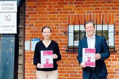 Die Gleichstellungsbeauftragte der Gemeinde Ratekau, Sonja Sesko, und Bürgermeister Thomas Keller mit der Broschüre „Wir bleiben am Ball“ der Gleichstellungsbeauftragten des Kreises Ostholstein.