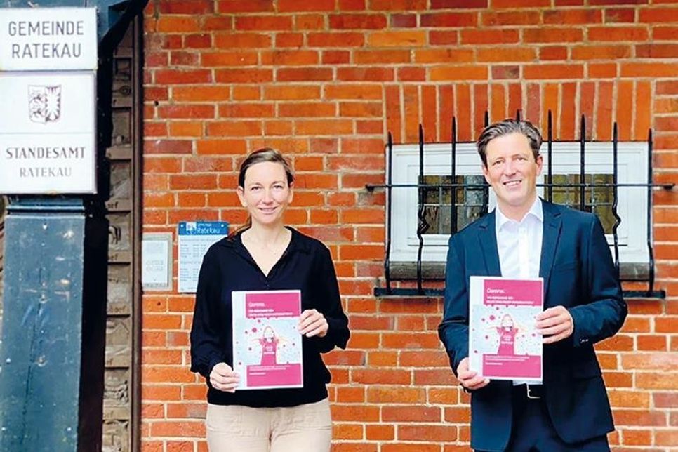 Die Gleichstellungsbeauftragte der Gemeinde Ratekau, Sonja Sesko, und Bürgermeister Thomas Keller mit der Broschüre „Wir bleiben am Ball“ der Gleichstellungsbeauftragten des Kreises Ostholstein.