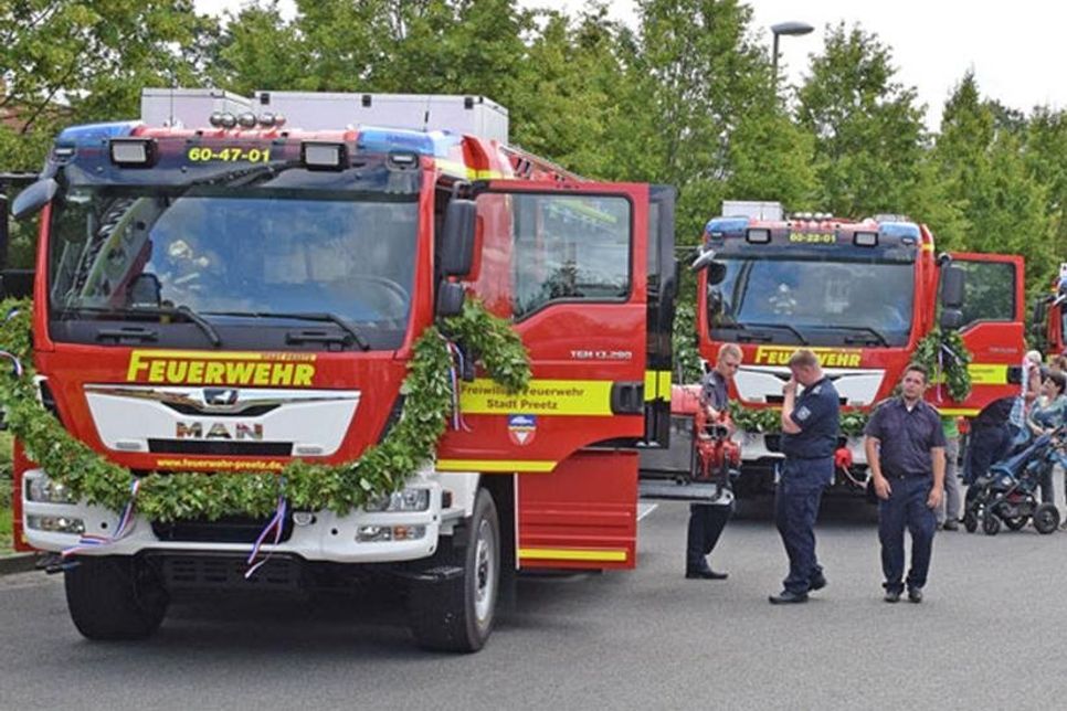 Die neuen Fahrzeuge „LF 10“ (li.) und „TLF 3000“ (re.) verstärken ab sofort den Löschzugfuhrpark der Preetzer Feuerwehr