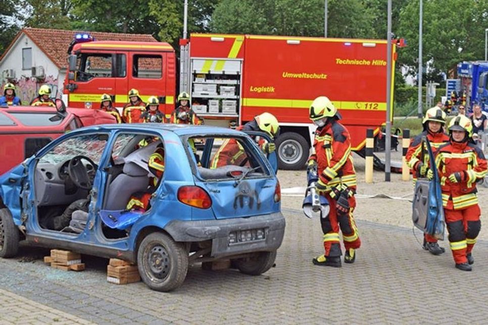 Bei der simulierten Bergung einer verletzten Person aus einem verunfallten Fahrzeug zeigten die Kameraden der Preetzer Wehr ihr Können