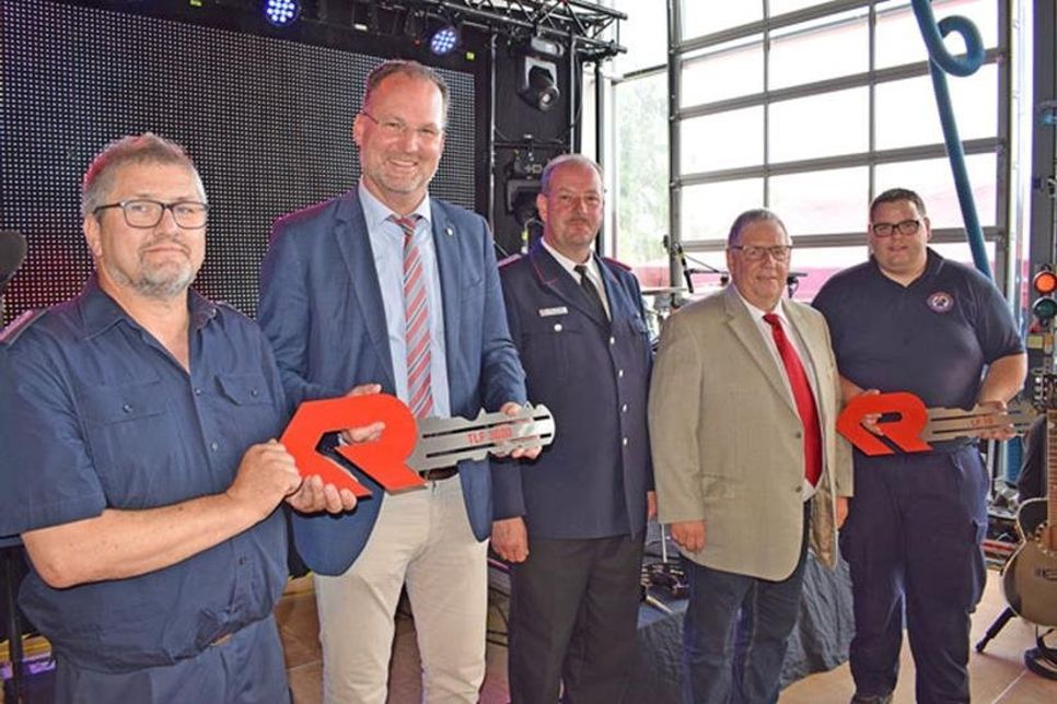 Bürgermeister Björn Demmin (2.v.l.) und Dietmar Zgaga von der Firma Rosenbauer (2.v.r.) übergaben symbolisch die Schlüssel für die neuen Fahrzeuge an Wehrführer Manfred Wenselowski und die Gerätewarte Jens Klotz (l.) und Lars Brüning (r.).