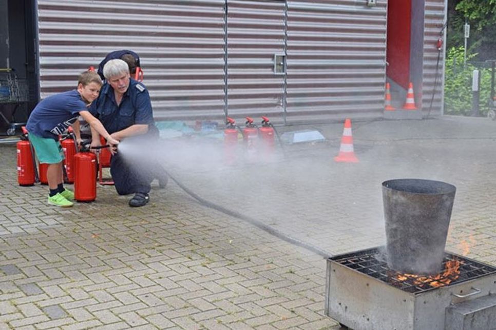 Der Feuerwehrnachwuchs konnte unter fachkundiger Anleitung erste Löschversuche unternehmen
