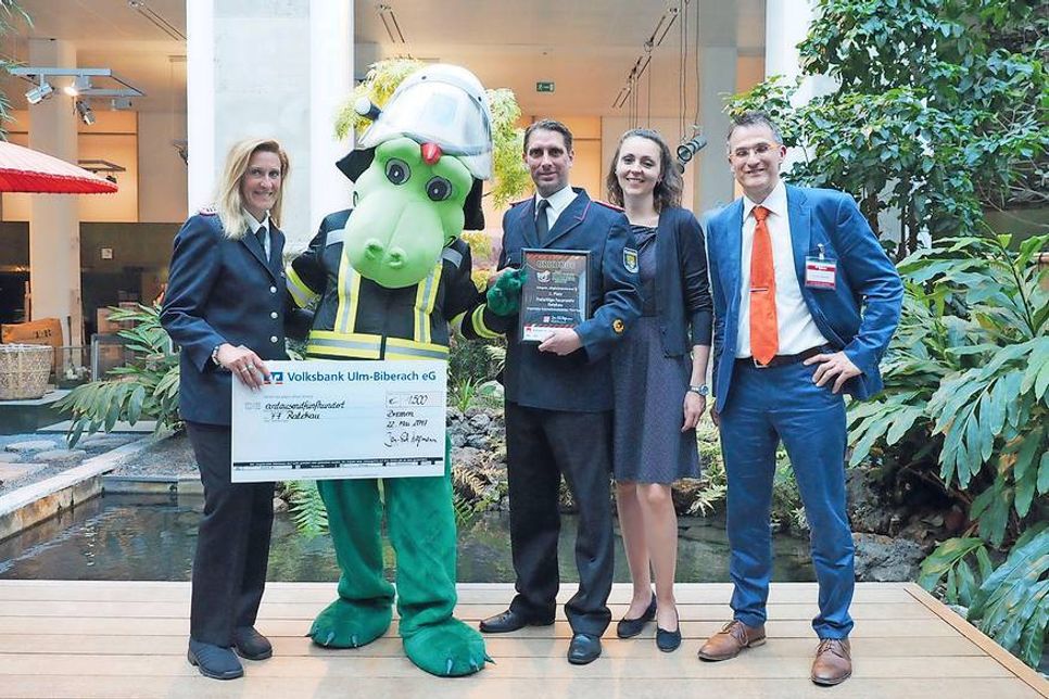 Große Freude bei Sandra Helbich (von links), Flori Feuer (Frank Heinemeier), Markus Thiel und Ehefrau Tanja nach der Siegerehrung am Montagabend in Bremen mit Feuerwehr-Magazin-Chefredakteur Jan-Erik Hegemann: Die Ratekauer Aktion zur Mitgliedergewinnung mit „Flori Feuer“ belegte den 2. Platz.