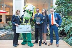 Große Freude bei Sandra Helbich (von links), Flori Feuer (Frank Heinemeier), Markus Thiel und Ehefrau Tanja nach der Siegerehrung am Montagabend in Bremen mit Feuerwehr-Magazin-Chefredakteur Jan-Erik Hegemann: Die Ratekauer Aktion zur Mitgliedergewinnung mit „Flori Feuer“ belegte den 2. Platz.