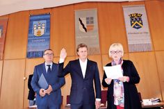 Dr. Uwe Brinkmann sprach den von Bürgervorsteherin Birgit Clemens abgelesenen Amtseid nach. (Foto: Setje-Eilers)