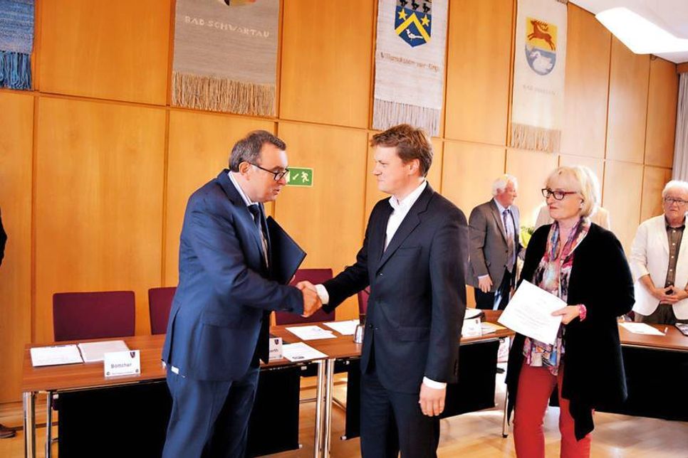 Nachdem Bad Schwartaus scheidender Bürgermeister Gerd Schuberth (l.) die Ernennung vorgenommen hatte, gratulierte er seinem Nachfolger. (Foto: Setje-Eilers)