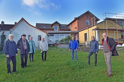 Die Vereinsvertreter des Kindheitsmuseums, Vorsitzender Bernd Haase, Stellvertreter Klaus Edelmann, Vorstandsmitglied Beate Bauze-Herzberg, Gründungsmitglied Theodor Sakmerda sowie Bauamtsleiter Thilo Ernst, Amt Probstei, Architekt Volker Wieder und Schönbergs Bürgermeister Peter Kokocinski (v.l.)