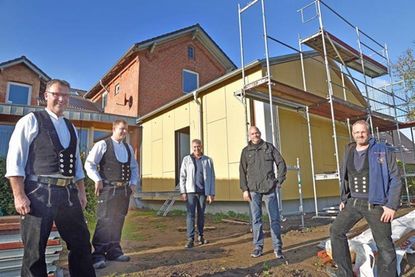 Andreas Wegner und Thore Hirsch von der Zimmerei Hauschild, Groß Kummerfeld, Peter Weckelmann, Heizung & Sanitär Weckelmann, Schönberg, Benjamin Wunder, stellvertretender Geschäftsführer Firma Elektro Steffen, Schönberg, Jens Lamp-Greve, Dachdeckerei Lamp-Greve, Schönberg (v. l.).